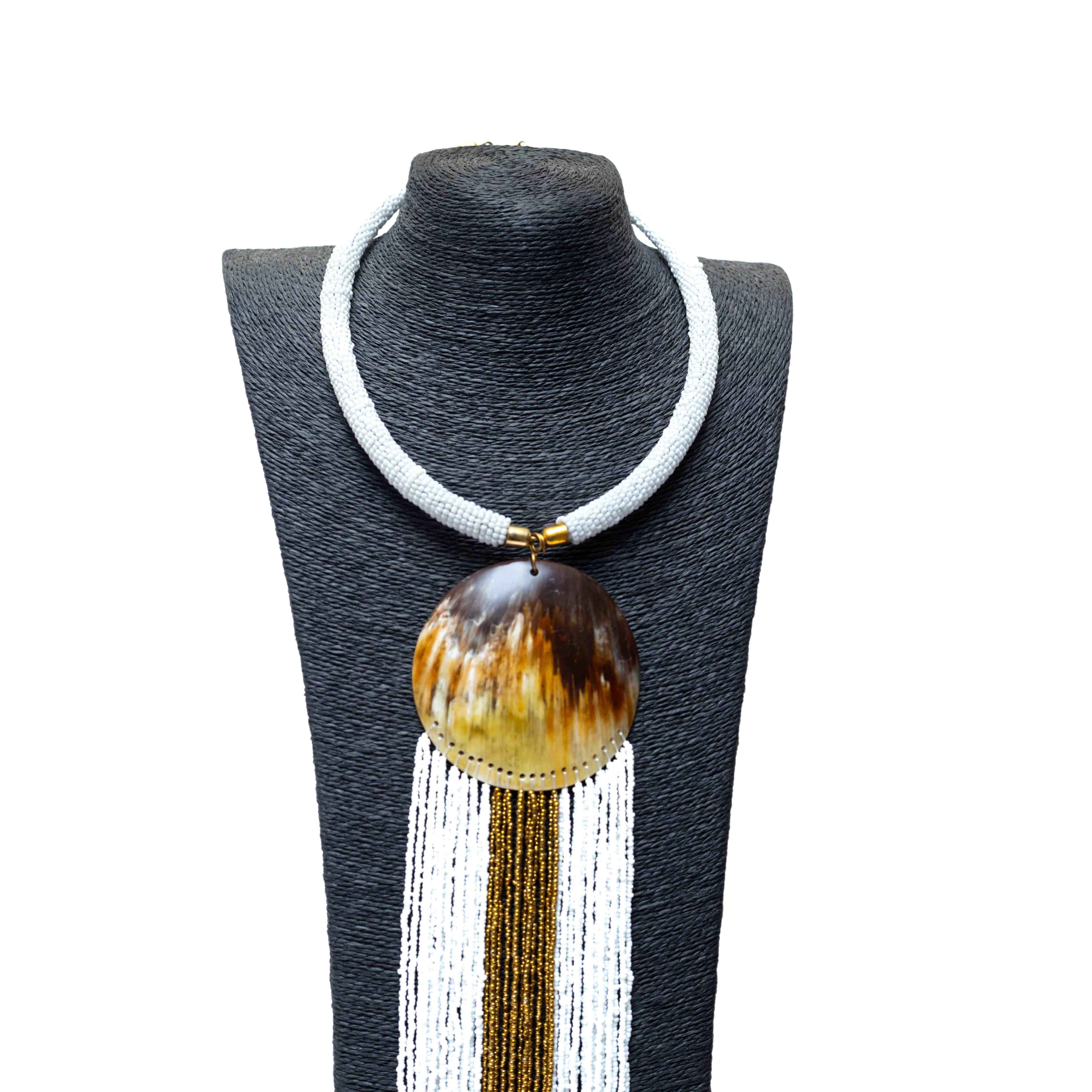 Collar africano con flecos hecho a mano: una declaración audaz de cultura y elegancia