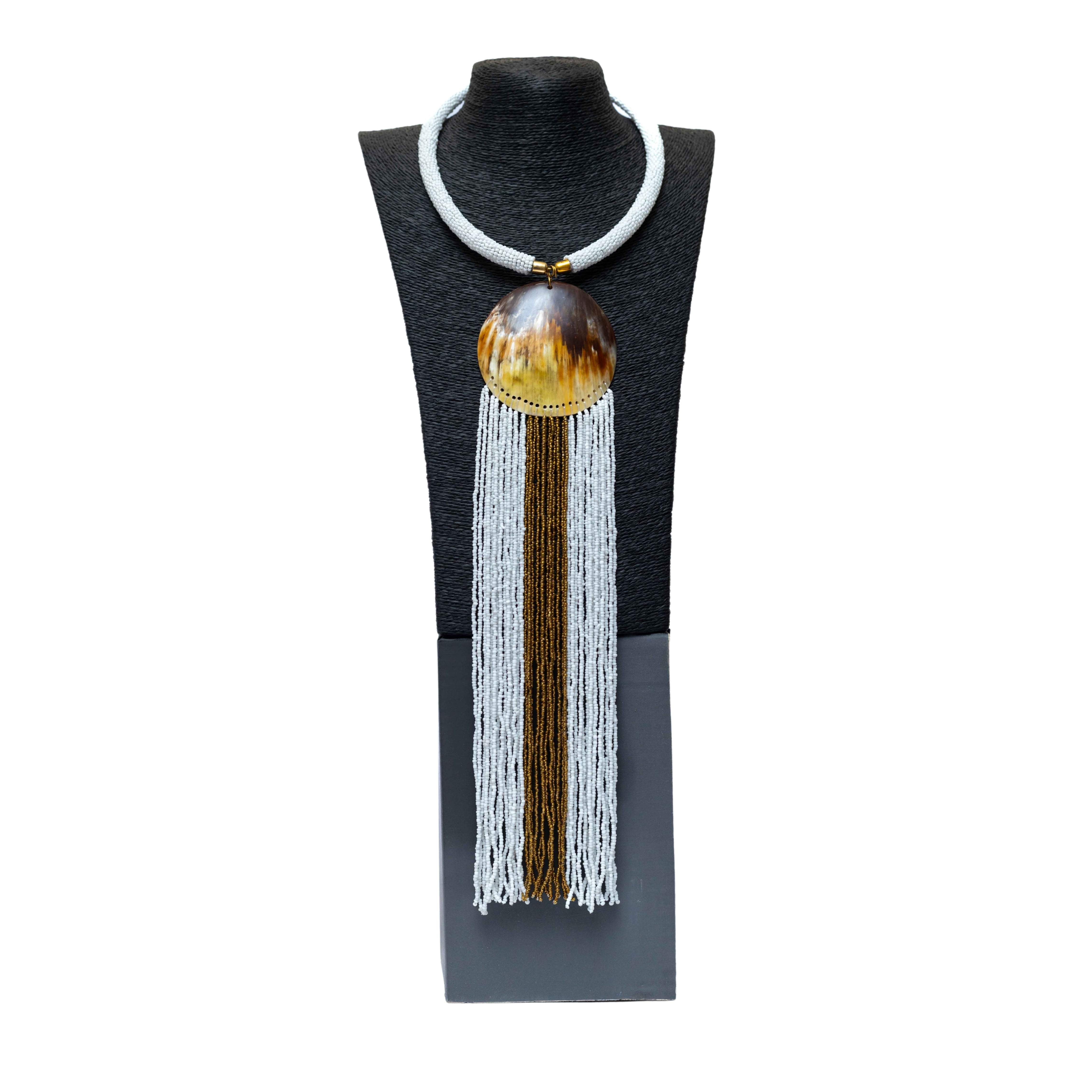 Collar africano con flecos hecho a mano: una declaración audaz de cultura y elegancia