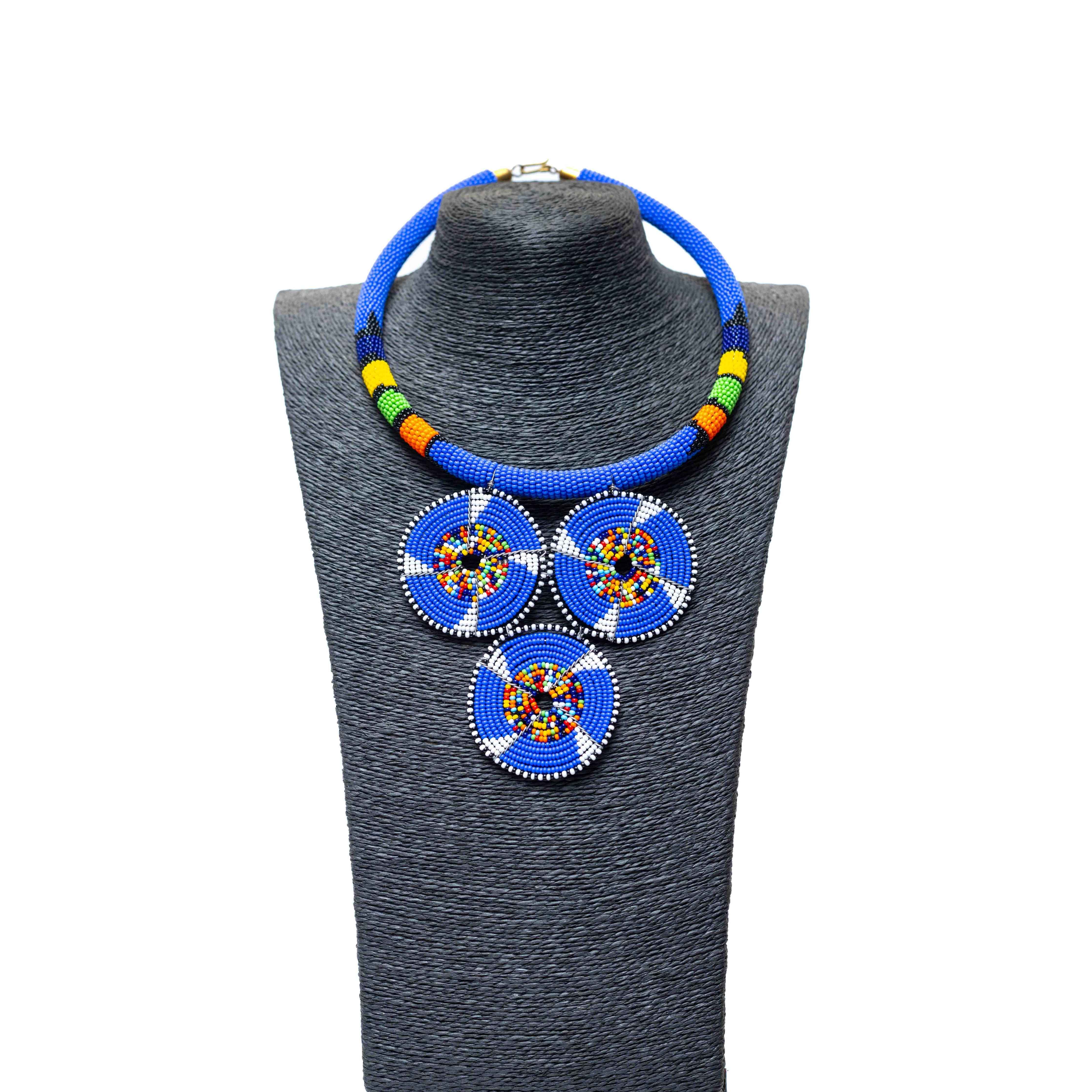Collar de cuentas con tres colgantes | Elegancia artesanal, encanto cultural